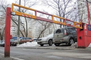 В Москве активизировались «автомстители»: плохо припаркованные машины метят нечистотами