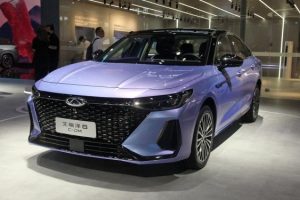 Продажи гибридного седана Chery Arizzo 8 стартуют в России в 2024 году