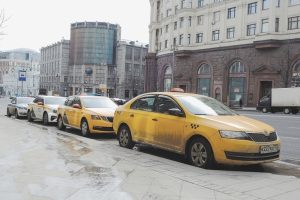 Таксистов решили пересадить на отечественные автомобили