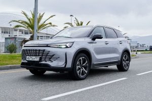 Оттоманка, массаж по кругу и тишина: тест-драйв BAIC X75