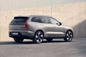 Volvo XC90 2025 с бензиновым ДВС готовится к рестайлингу: фото и подробности