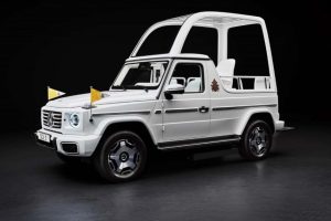 Электрический Mercedes-Benz G-класса стал папамобилем