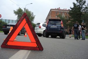 Брошенные авто во дворе: могут ли жильцы убрать машины сами