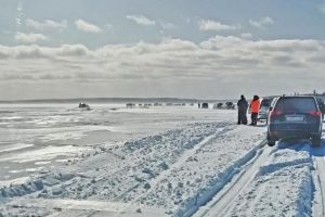 Сотня автомобилей застряла на ледовой переправе в российском регионе