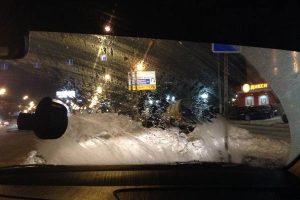 Что делать, если замерзает лобовое стекло изнутри? Список причин и действий