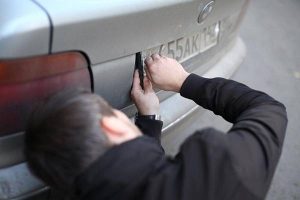 Проверено на себе: защитим номер автомобиля от воров за 100 рублей
