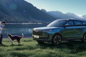 Jaecoo J6: в России продажи компактного кроссовера начнутся в 2026 году. Ранее он должен был появиться под индексом J5. Фото, характеристики и предварительные цены