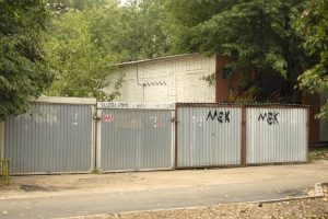 Машино-места не продаются: россияне отказываются покупать гараж по цене нового автомобиля