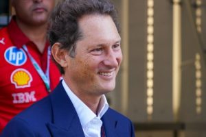 Президент «Феррари» Элканн подарил Папе Римскому руль от болида «Формулы‑1»