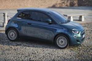 Новый бензиновый Fiat 500 выходит на рынок
