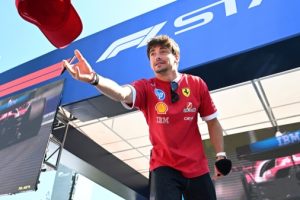 Леклер показал лучшее время в первой тренировке Гран‑при Мексики