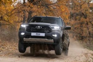 Лада Нива Тревел 2025 с новым двигателем 1.8: цены, комплектации и старт продаж у официальных дилеров. Все подробности о рестайлинге