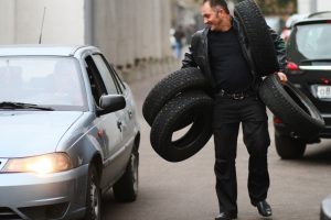 Инструктор по вождению дал советы по срокам замены резины в межсезонье