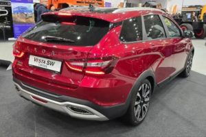 Обновленная Лада Веста 2026 модельного года с бесключевым доступом в вишневом цвете «Фламенко» (и климат-контролем?). Фото и скорый старт продаж у официальных дилеров. Актуальные цены и комплектации