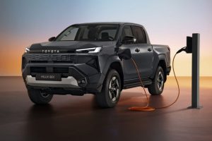 Новый пикап Toyota Hilux: рабочая лошадка на батарейках