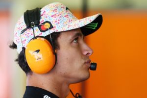 Норрис отключил часть функций на руле своего болида