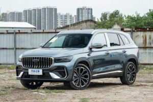 Geely Monjaro 2026: 2-й рестайлинг дебютирует в России в 2026 году. Новый салон с большими экранами. Первые «живые» фото (+цены и комплектации актуальной версии)