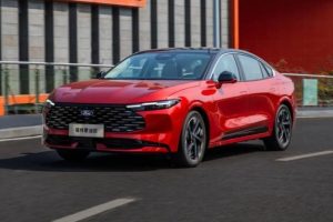 Обновленный Ford Mondeo стал мощнее и обрел классические фары