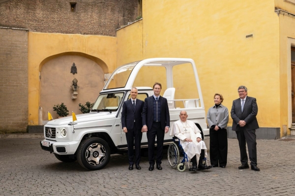 Электрический Mercedes-Benz G-класса стал папамобилем