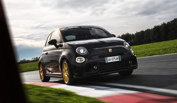 Хэтчбек Abarth 695 75° Anniversario отметит юбилей марки