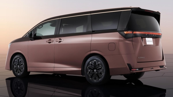 Показан минивэн Nissan Elgrand четвертого поколения Показан минивэн Nissan Elgrand четвертого поколения
