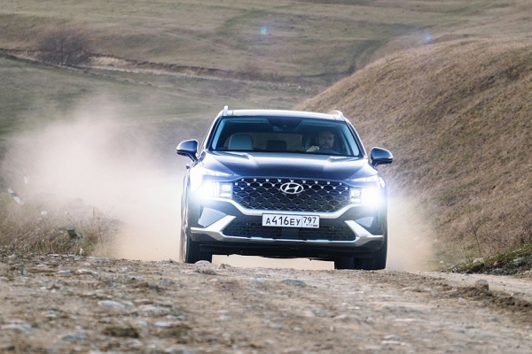 Geely Monjaro или Hyundai Santa Fe: что и как выгоднее купить и обслуживать