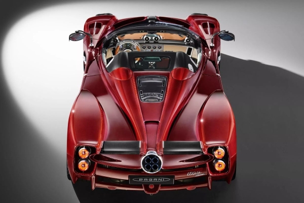 Гиперкар Pagani Utopia Roadster предложил два варианта крыши