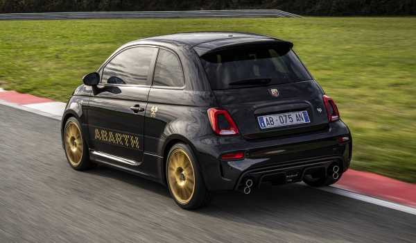 Хэтчбек Abarth 695 75° Anniversario отметит юбилей марки