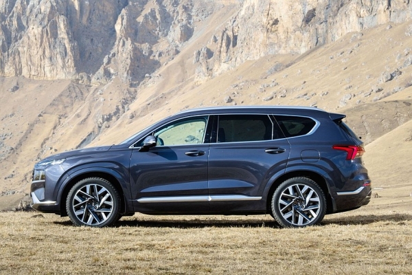 Geely Monjaro или Hyundai Santa Fe: что и как выгоднее купить и обслуживать