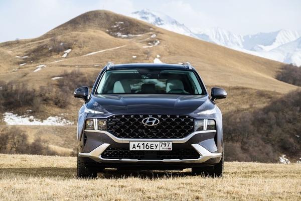 Geely Monjaro или Hyundai Santa Fe: что и как выгоднее купить и обслуживать