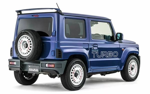 Suzuki Jimny встретит Новый год в масках Lancia Delta Integrale и Renault 5 Turbo