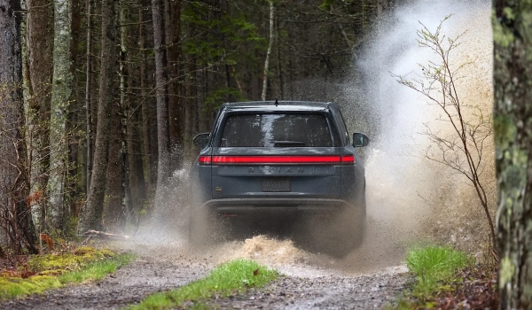 Представлены обновленные электромобили Rivian R1S и R1T