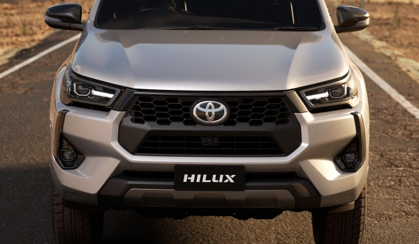 Пикап Toyota Hilux: рестайлинг и гибрид