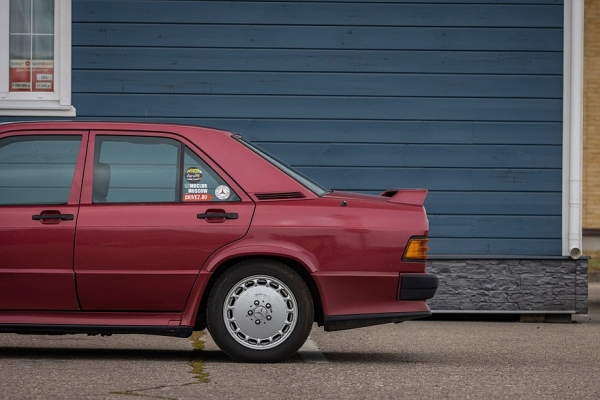 Спорт, британский мотор и активная подвеска: опыт владения Mercedes-Benz 190E 2.5-16 Cosworth